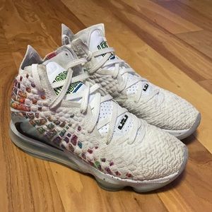 2020
LeBron 17 'Air Command Force'